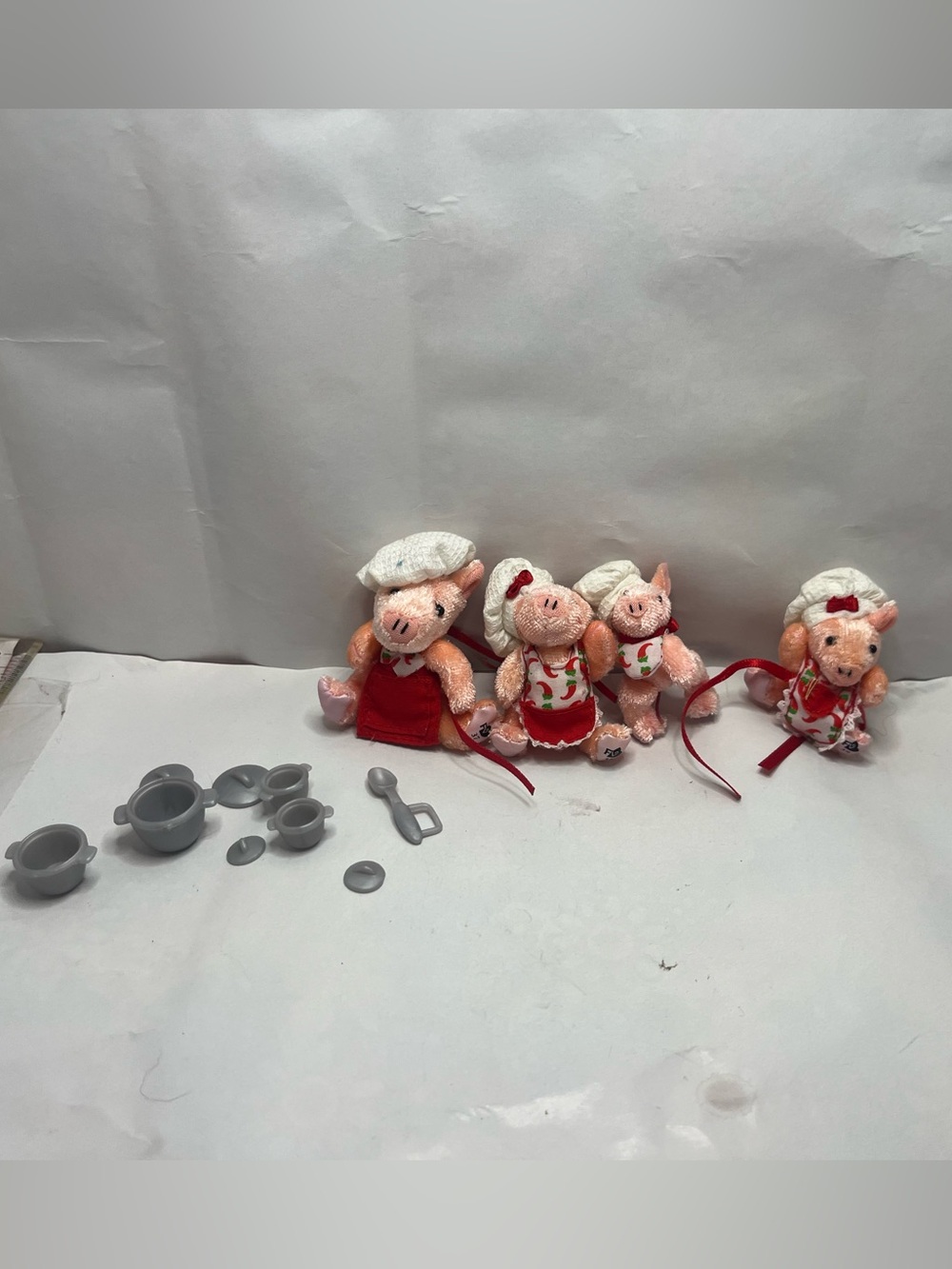 Furryville pig cooking kitchen set four figures, accessories and oven lot